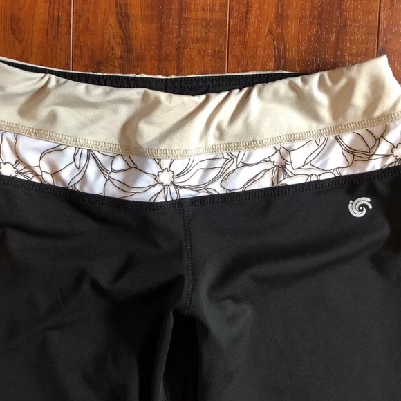 New York & Company IN MOTION XS Black Flower Work Out Capri Gym Yoga Leggings - Picture 3 of 4